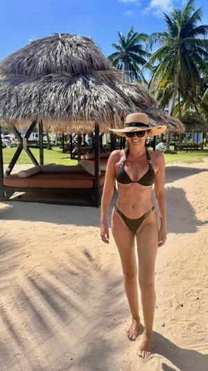 Ivette Vergara Instagram - ✨ Un día tomé una decisión: CREER en mí, en mis sueños y en la oportunidad que tenía frente a mis ojos. 💫

Hoy estoy en JAMAICA disfrutando de un viaje que me gané gracias a mi trabajo en el multinivel de salud y belleza. 🌴💸

Si hace años me hubieran dicho que yo podría generar un negocio digital exitoso y multinacional, nunca lo habría creído porque no confiaba en mí como emprendedora y mucho menos como empresaria digital. 🚀 Pero un día dejé de tener excusas, de escuchar esas voces que decían que jamás lo lograría, que me iban a engañar… Todo eso lo dejé de lado y decidí avanzar y cruzar el miedo 🔥✨

Cree un equipo, hombres y principalmente mujeres que también creyeron, y hoy trabajamos juntas para cumplir nuestros sueños y metas. 💪🏼💖

Depende de TI, tú que lees esto, cree en ti misma, decide transformar tu vida con convicción, decisión y acción. El momento es AHORA. 💥

📩 ¿Quieres saber cómo TÚ también puedes ganar viajes y emprender tu negocio de salud, belleza y bienestar? Escríbeme ‘QUIERO MÁS’ y te cuento💌 

#JamaicaVibes #VidaSinLímites #NetworkMarketing #MujerEmpoderada #EmprendeConEstilo #ViajesDeÉxito #BossBabe #LiderazgoFemenino #mexico #peru #latinosusa #latinosmiami #latinosunidos #latinoscanada #colombia #argentina #chile #creeenti #arribamujeres