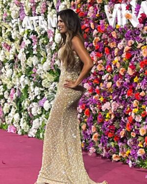 Ivette Vergara Instagram - Aún sigo emocionada por todo el cariño que recibí anoche en la alfombra roja✨♥️ Sus mensajes, abrazos y palabras llenas de amor significan muchísimo para mí. ¡Gracias por estar siempre ahí! ❤️
También quiero agradecer a todo el equipo increíble que me acompañó en esta preparación. Ellos cuidaron cada detalle de mi look para que me sintiera cómoda, acompañada y feliz. Su talento, dedicación y esfuerzo hicieron magia, y me siento afortunada de haber compartido esta experiencia con ustedes. Gracias de corazón!!✨💫

👗: @fernando_marinm 
💄: @tyaredreyer 
💇🏻‍♀️: @drpeloclaudiohuircan 
💍: @dolceamore_joyas by Paola Madein
💅: @elevenstudio_cl 
Look: @majo_olas 
💆🏻: @clinicabioarmony.cl 

#Agradecida #gala #EquipoMaravilloso #nochedegala #inspiracion #mujeres #arribamujeres