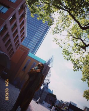 Ivy Shao Instagram - 被店員稱讚日文有N3程度的我，一時太開心，
馬上買了兩件衣服，樂得暈頭轉向出去以後，
突然覺得是否被套路了？！🥹
沒關係啦，衣服也是很喜歡。

去年持續到現在每天都有繼續練習日文，幫助非常大。
啊，敢開口說更重要喔～