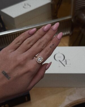 Jade Leboeuf Instagram - Cette Saint-Valentin, je me suis offert un cadeau d’exception : un bague Vendôme en Or jaune 18 carats, coupe émeraude de 1.4 carats sertie de 24 diamants taille brillant, The One Paris 💍
Un bijou unique, conçu par moi, pour moi, avec un diamant de laboratoire d’une pureté remarquable. Parce que célébrer l’amour, c’est aussi se célébrer soi-même.

Made in France, personnalisable avec plus de 350 combinaisons possibles, et d’une qualité exceptionnelle. Je suis conquise par chaque détail !

@the_one_paris