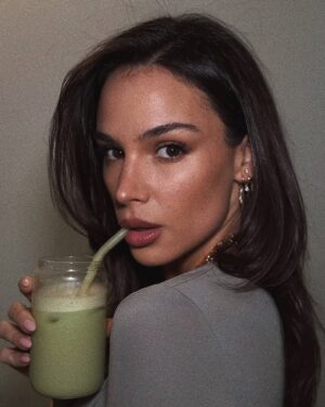 Jade Leboeuf Instagram - Moi, boire du matcha ? JAMAIS… et pourtant, me voilà dans la team que je refusais d’intégrer 🍵 Mais pas avec n’importe quel matcha : le Collagène Matcha de @combeau.co !

Un goût doux, pas amer (enfin !). Du thé vert matcha bio du Japon pour l’énergie & les antioxydants. Du collagène marin français pour une peau plus ferme, lumineuse et hydratée. Et très pratique en stick, prêt en 2 secondes, chaud ou glacé. 

Vas tu me rejoindre dans la #TeamMatcha?