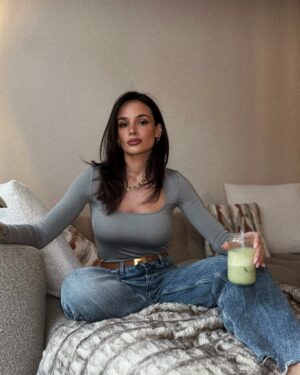 Jade Leboeuf Instagram - Moi, boire du matcha ? JAMAIS… et pourtant, me voilà dans la team que je refusais d’intégrer 🍵 Mais pas avec n’importe quel matcha : le Collagène Matcha de @combeau.co !

Un goût doux, pas amer (enfin !). Du thé vert matcha bio du Japon pour l’énergie & les antioxydants. Du collagène marin français pour une peau plus ferme, lumineuse et hydratée. Et très pratique en stick, prêt en 2 secondes, chaud ou glacé. 

Vas tu me rejoindre dans la #TeamMatcha?