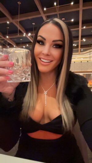 Jamie Szantyr Instagram - La vida, Tequila. 🎉🥃 👀

Salud, @patron!