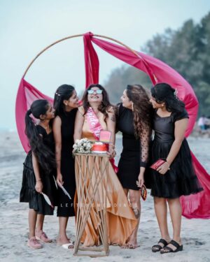 Janaki Sudheer Instagram - Ready to pop the bubbly and celebrate love🖤🩷
📸@lefteye_weddings 

#bridetobe #bride #black #blackpink #beach #destination