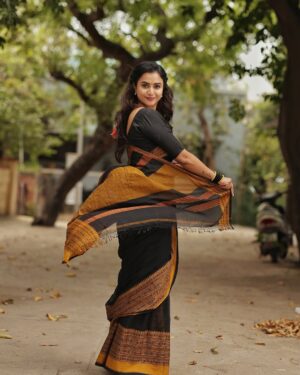 Janani Ashok Kumar Instagram - நிலவுக்கு துணை இந்த வானா…! ✨💫🪐
-
Saree: @atsarigai 
Styling: @littleheartbyabu 
📸: @gk_.photography._
