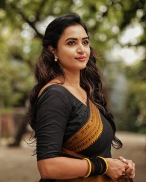 Janani Ashok Kumar Instagram - நிலவுக்கு துணை இந்த வானா…! ✨💫🪐
-
Saree: @atsarigai 
Styling: @littleheartbyabu 
📸: @gk_.photography._