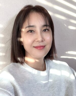 Jang Ga-hyun Instagram - 몇살이게? 
진짜 안 아프게 울쎄라 하고 왔어요☺️ 
이번엔 뼈 안 아프고! 피부에 정확하게 자극이 왔음!!!
#청담이엘피부과 #노화복원전문가 #김병철원장님 #울쎄라후기 #울쎄라잘하는곳 #압구정피부과 #청담피부과