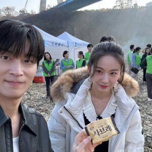 Jang Gyu-ri Instagram - #지금거신전화는 촬영장 요모조모

.
.

나의 부족함을 채워주는 분들 덕분에 매번 즐거운 마음으로 향할 수 있었던 지금 거신 전화는 촬영장, 이 감사함 잊지 않고 앞으로도 열심히 나아가야지

지금 거신 전화는을 사랑해주신 모든 분들께 진심으로 감사드립니다. 안녕 나유리!