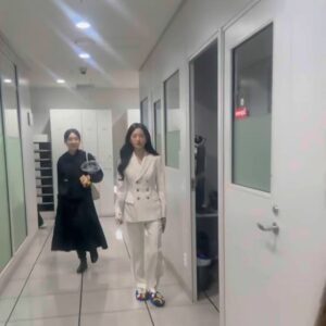 Jang Gyu-ri Instagram - #지금거신전화는 촬영장 요모조모

.
.

나의 부족함을 채워주는 분들 덕분에 매번 즐거운 마음으로 향할 수 있었던 지금 거신 전화는 촬영장, 이 감사함 잊지 않고 앞으로도 열심히 나아가야지

지금 거신 전화는을 사랑해주신 모든 분들께 진심으로 감사드립니다. 안녕 나유리!