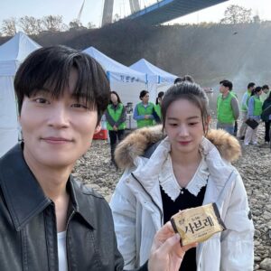 Jang Gyu-ri Instagram - #지금거신전화는 촬영장 요모조모

.
.

나의 부족함을 채워주는 분들 덕분에 매번 즐거운 마음으로 향할 수 있었던 지금 거신 전화는 촬영장, 이 감사함 잊지 않고 앞으로도 열심히 나아가야지

지금 거신 전화는을 사랑해주신 모든 분들께 진심으로 감사드립니다. 안녕 나유리!