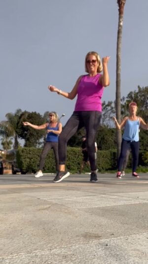 Jasmine Harman Instagram - What better way to start the week off with some Zumba on the beach! 🏝️ 

Last week it was dogs and this week we had dolphins! 🐬 Feeling very blessed this morning! 🧘🏼‍♀️ 

@zumba 
#fitforfifty #zumba #beachlife #dolphins #fitness