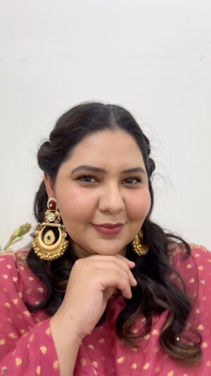 Jasmine Sidhu Instagram - Just me and Bobbi rocking the festive look! ✨

Makeup @bobbibrownindia 

Moisturiser- Vitamin Enriched face base
Tint- Vitamin Enriched Skin Tint (Medium 2)
Lipstick- Crushed Lip Colour (Telluride) 
Highlighter - Highlighting Powder (Chestnut Glow)

#diwali #festivelook #bobbiebrown #bobbiebrowncosmetics #makeupartist #festivelookbook #festivevibes #diwaliparty