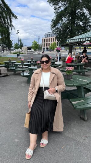 Jasmine Sidhu Instagram - Grey skies over Gjovik’s serene lake, a day to ponder and reflect on nature’s beauty. 🤍🎶

(Gjovik, Gjovik Lake, Gjovik beauty, Norway, Norwegian)