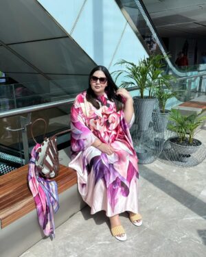 Jasmine Sidhu Instagram - Embracing the city vibes in my comfy kaftan! #CityLife ✨

.
.
.
.
.
.
.
#jazzfoodtravelshop #citylife #cityscape #newyorkcity #chandigarhblogger #chandigarh #plussize #plussizebeauty #plussizemodel #plussizeindia
