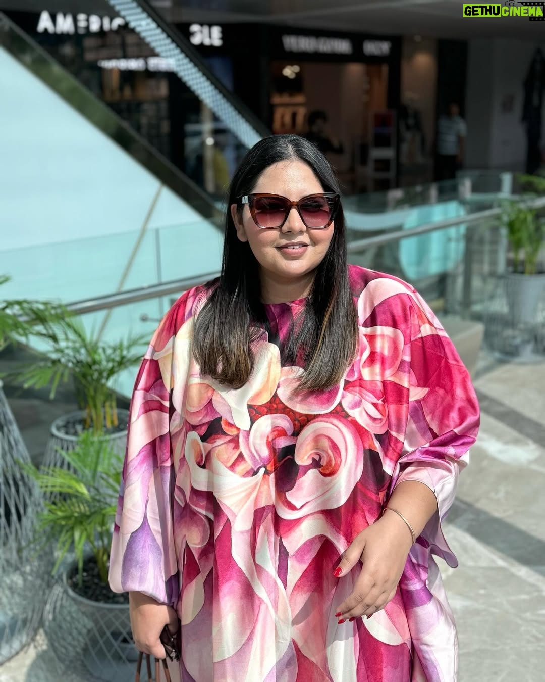 Jasmine Sidhu - 3 Likes - Embracing the city vibes in my comfy kaftan! #CityLife ✨
.
.
.
.
.
.
.
#jazzfoodtravelshop #citylife #cityscape #newyorkcity #chandigarhblogger #chandigarh #plussize #plussizebeauty #plussizemodel #plussizeindia