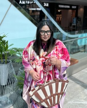 Jasmine Sidhu Instagram - Embracing the city vibes in my comfy kaftan! #CityLife ✨

.
.
.
.
.
.
.
#jazzfoodtravelshop #citylife #cityscape #newyorkcity #chandigarhblogger #chandigarh #plussize #plussizebeauty #plussizemodel #plussizeindia