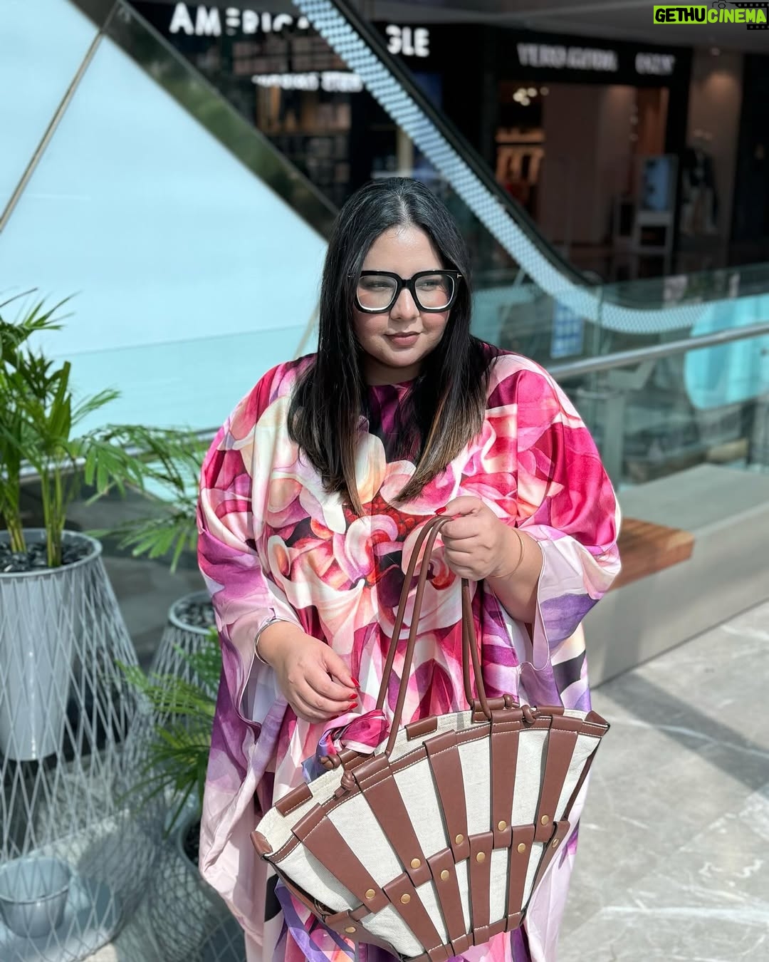 Jasmine Sidhu - 3 Likes - Embracing the city vibes in my comfy kaftan! #CityLife ✨
.
.
.
.
.
.
.
#jazzfoodtravelshop #citylife #cityscape #newyorkcity #chandigarhblogger #chandigarh #plussize #plussizebeauty #plussizemodel #plussizeindia