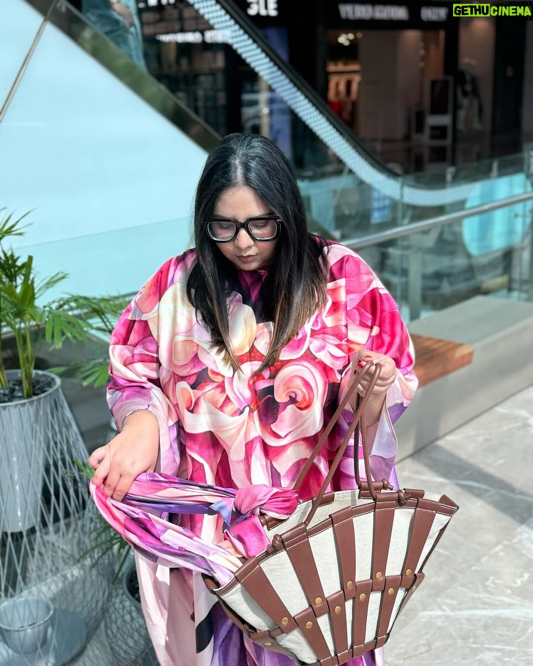 Jasmine Sidhu - 3 Likes - Embracing the city vibes in my comfy kaftan! #CityLife ✨
.
.
.
.
.
.
.
#jazzfoodtravelshop #citylife #cityscape #newyorkcity #chandigarhblogger #chandigarh #plussize #plussizebeauty #plussizemodel #plussizeindia