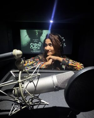 Jasnya Jayadeesh Instagram - That’s a wrap on dubbing! So grateful to have been a part of this project
@sumathivalavu ❤️‍🔥
The await brings me chills down the spine .
Fingers & toes crossed 🤞🏻 for Sumathi Valavu 🧿
.
🎥 @iamvishnusasishanker 🫂♥️

 #movie #dubbing