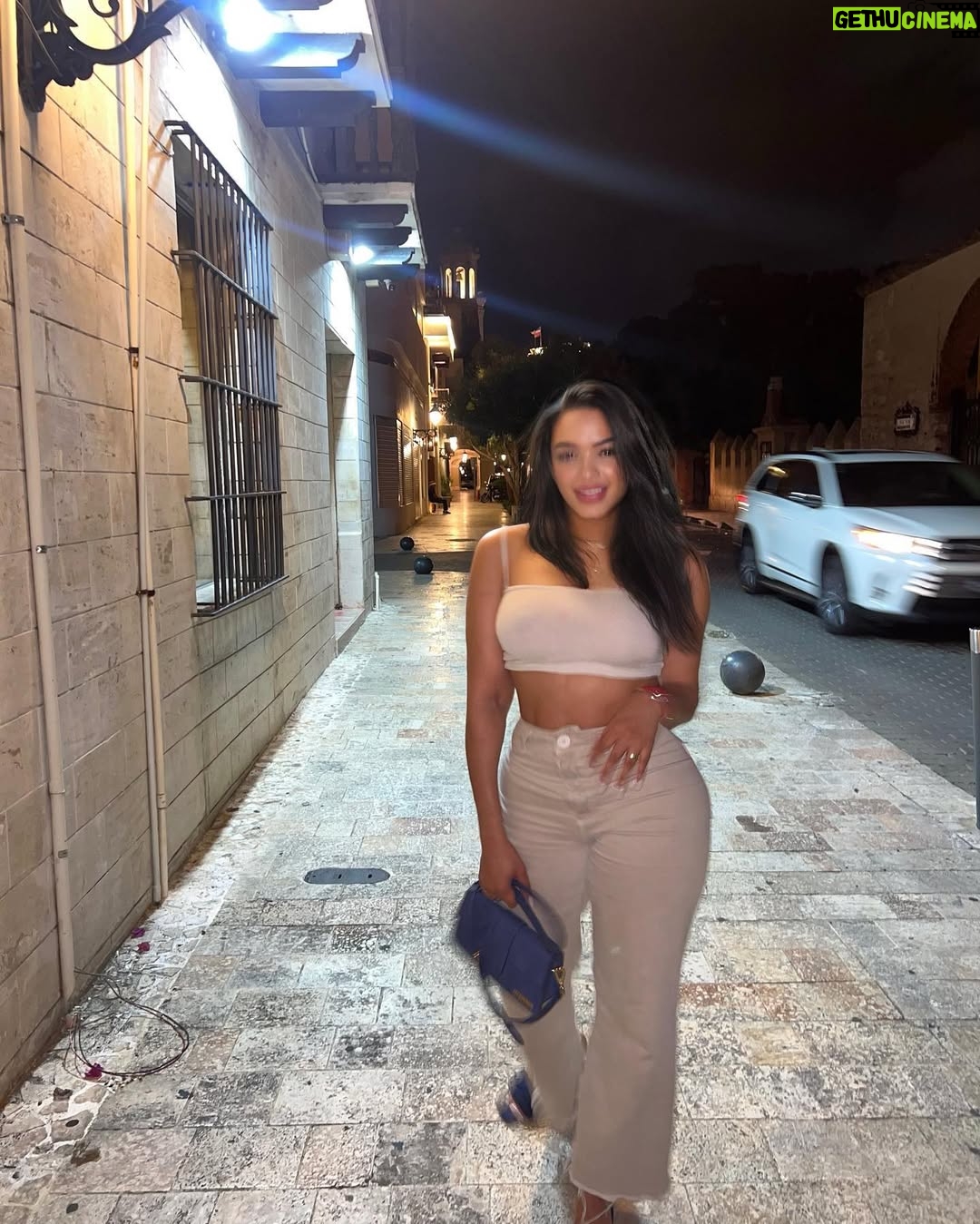 Jassym Lora - 30.6K Likes - Blurry nights en la Zona.