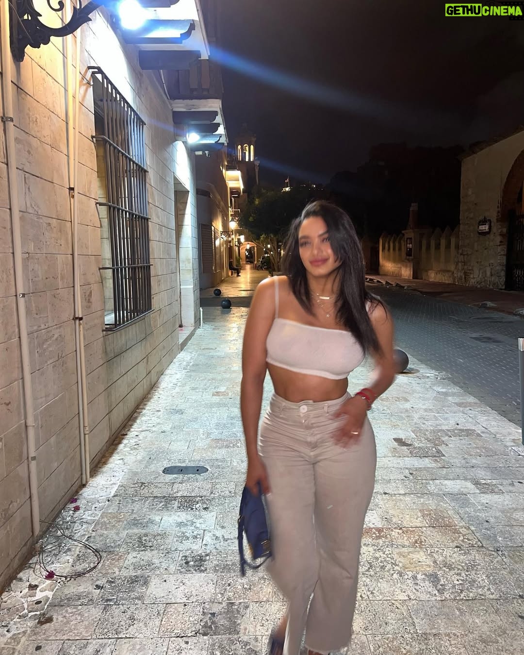 Jassym Lora - 30.6K Likes - Blurry nights en la Zona.