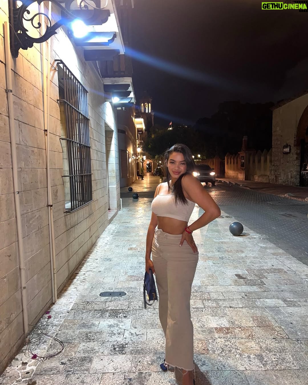 Jassym Lora - 30.6K Likes - Blurry nights en la Zona.