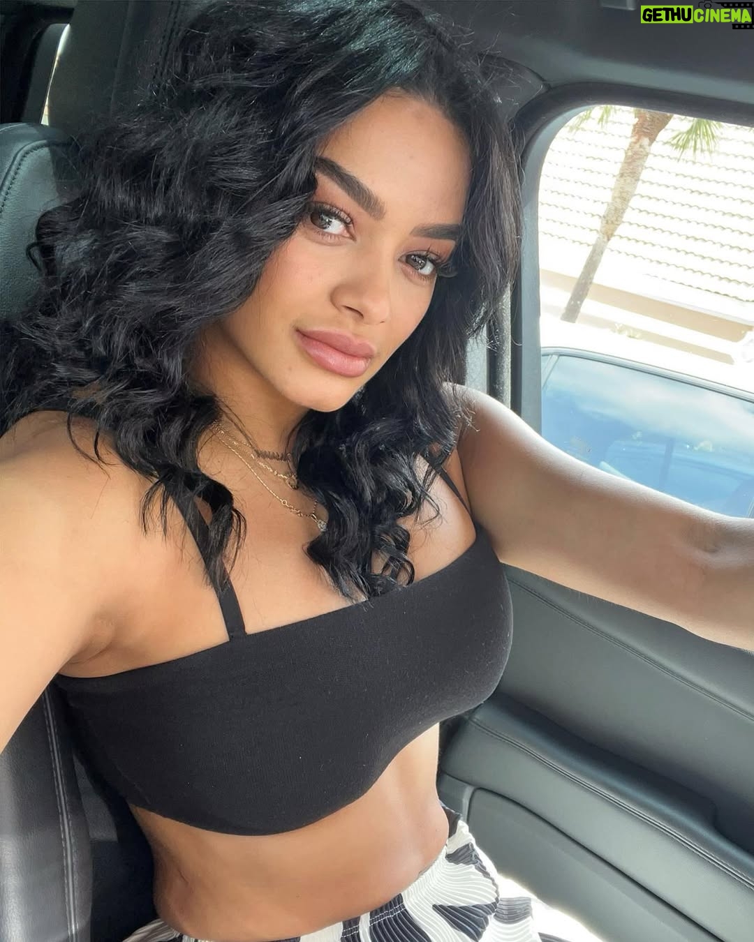 Jassym Lora - 25.1K Likes - Hablando claro tengo un problema.. #theAIAHbag