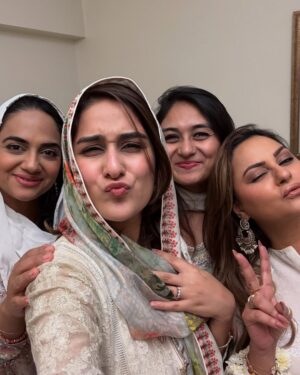 Javeria Abbasi Instagram - Jeeti raho my love @wajiha_rizvi 🧡🧡🧡 @sarahjnasir @hishamrizvi1 @mahahrizvi @mahrukhonaroll @hairbynuzhat @khoalarizvi @makeupbybushra @ghazala.hisham @nailahayat @fatima.kabeer91 @anoushayabbasiofficial