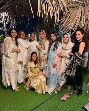 Javeria Abbasi Instagram - Jeeti raho my love @wajiha_rizvi 🧡🧡🧡 @sarahjnasir @hishamrizvi1 @mahahrizvi @mahrukhonaroll @hairbynuzhat @khoalarizvi @makeupbybushra @ghazala.hisham @nailahayat @fatima.kabeer91 @anoushayabbasiofficial