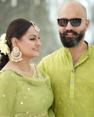 Javeria Abbasi Instagram - Me n mine 🧡 @adeel.haider1 ♥️ #love #green #family #husbandandwife @ybq.designstudios