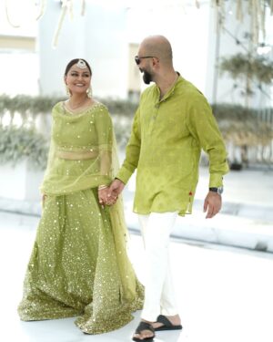 Javeria Abbasi Instagram - Me n mine 🧡 @adeel.haider1 ♥️ #love #green #family #husbandandwife @ybq.designstudios