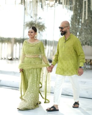 Javeria Abbasi Instagram - Me n mine 🧡 @adeel.haider1 ♥️ #love #green #family #husbandandwife @ybq.designstudios