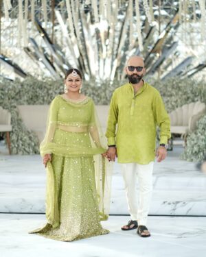 Javeria Abbasi Instagram - Me n mine 🧡 @adeel.haider1 ♥️ #love #green #family #husbandandwife @ybq.designstudios
