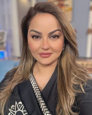 Javeria Abbasi Instagram - Black sari is 🖤 #juvariaabbasi #sari #makeup,  sari by @thankgodimfabulous_