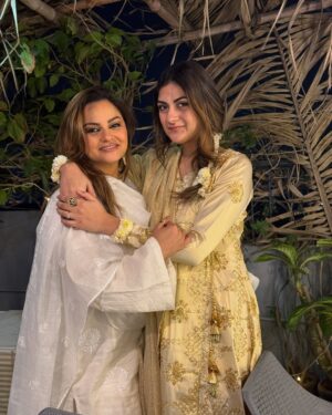 Javeria Abbasi Instagram - Jeeti raho my love @wajiha_rizvi 🧡🧡🧡 @sarahjnasir @hishamrizvi1 @mahahrizvi @mahrukhonaroll @hairbynuzhat @khoalarizvi @makeupbybushra @ghazala.hisham @nailahayat @fatima.kabeer91 @anoushayabbasiofficial