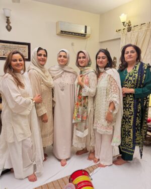 Javeria Abbasi Instagram - Jeeti raho my love @wajiha_rizvi 🧡🧡🧡 @sarahjnasir @hishamrizvi1 @mahahrizvi @mahrukhonaroll @hairbynuzhat @khoalarizvi @makeupbybushra @ghazala.hisham @nailahayat @fatima.kabeer91 @anoushayabbasiofficial