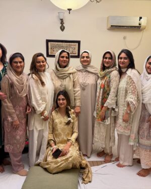 Javeria Abbasi Instagram - Jeeti raho my love @wajiha_rizvi 🧡🧡🧡 @sarahjnasir @hishamrizvi1 @mahahrizvi @mahrukhonaroll @hairbynuzhat @khoalarizvi @makeupbybushra @ghazala.hisham @nailahayat @fatima.kabeer91 @anoushayabbasiofficial