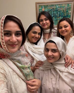 Javeria Abbasi Instagram - Jeeti raho my love @wajiha_rizvi 🧡🧡🧡 @sarahjnasir @hishamrizvi1 @mahahrizvi @mahrukhonaroll @hairbynuzhat @khoalarizvi @makeupbybushra @ghazala.hisham @nailahayat @fatima.kabeer91 @anoushayabbasiofficial