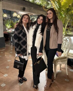 Javeria Saud Instagram - #latenightdinner #friends #winter @flammepk
