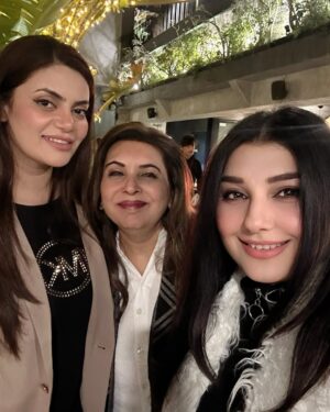 Javeria Saud Instagram - #latenightdinner #friends #winter @flammepk