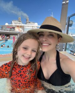 Actress Jen Lilley HD Photos and Wallpapers March 2025