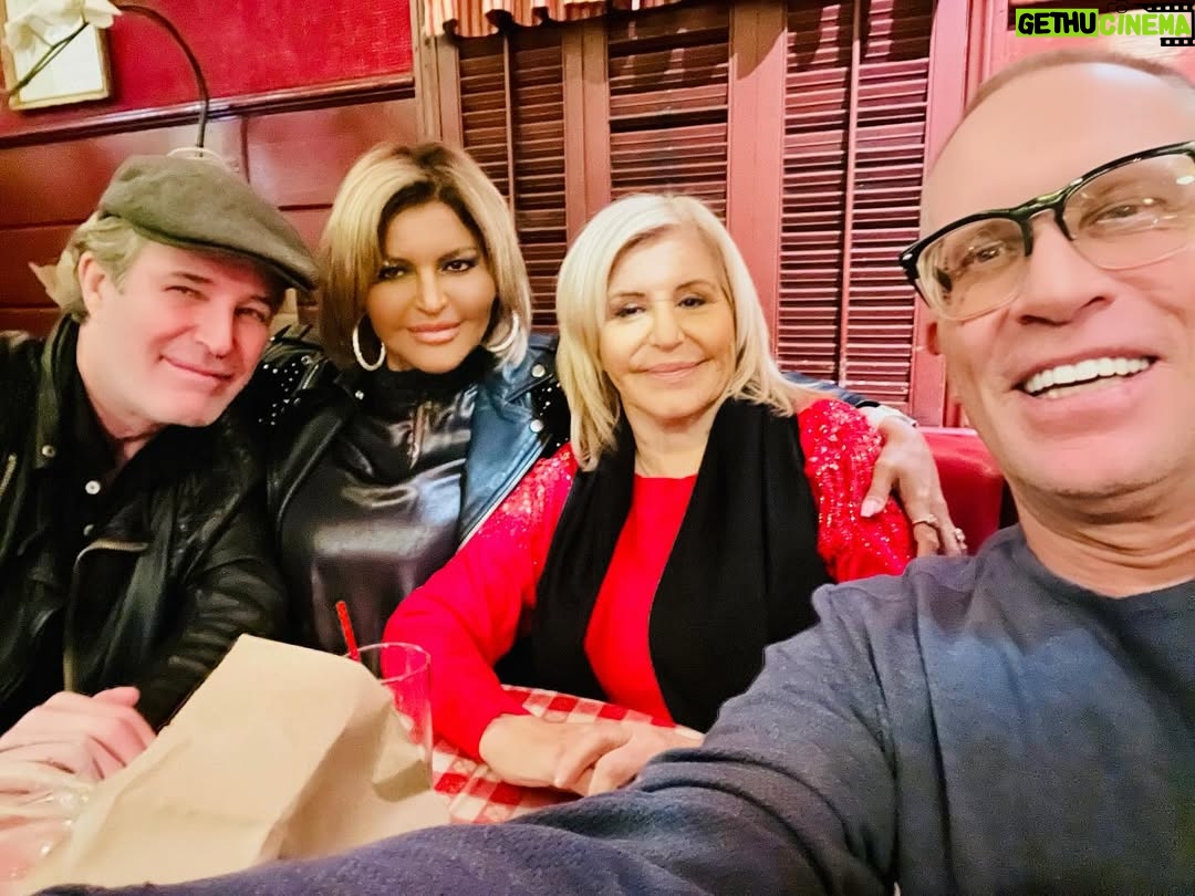 Jennifer Gimenez - 5.7K Likes - We had an Amazing dinner last night with our friend and brother @michaelpatrickwoods my rocking mother-in-law and my beautiful wife @jennifergimenez 🤙
Food, Family and Friends❤️