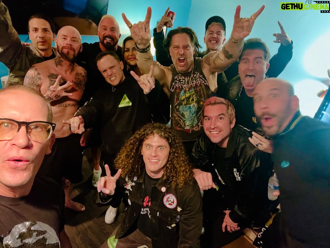 Jennifer Gimenez - 6.2K Likes - Epic night with the @goldfingermusic Crew🤟 What an opportunity to see the boys in their element. Many Memories made🤘🤘🤘