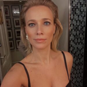 Jennifer Hoffman Instagram - Première H A A N T J E S 💥

Hair and Makeup @claytonleslie 
Styling @dayennebekker 
Smoking @sirgeorge_nl 
Body @spanx 
Sieraden @woutershendrix