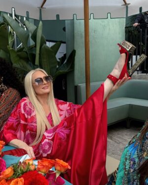 Jennifer Tilly Instagram - Welcome to my fabulous Caftans and Caviar party tonight on Real housewives of Beverly Hills! 💐🍹 Will the fish eggs fly? 🤔 Tune in tonight to find out! #rhobh