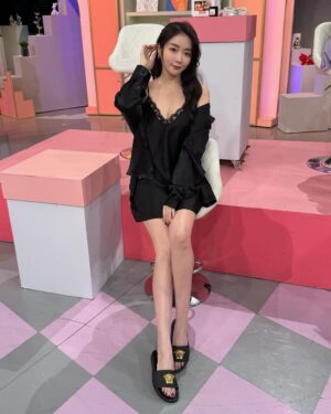 Jenny Cheng Instagram - 開工了
第一個節目錄影就來介紹睡衣
我真的超愛絲綢的觸感睡衣
絲滑的觸感好舒服～秒入眠
睡覺也要滿滿的儀式感😌
介紹一些我很喜歡的品牌
精緻女孩的睡衣一次大公開
敬請期待播出❤️

Nightgown @simoneperele_taiwan 

#tvshow #錄影 #女人我最大