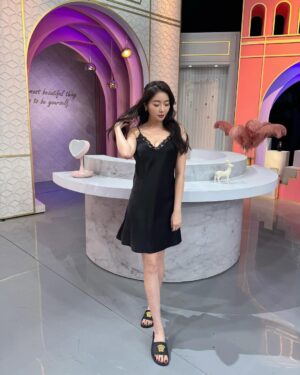 Jenny Cheng Instagram - 開工了
第一個節目錄影就來介紹睡衣
我真的超愛絲綢的觸感睡衣
絲滑的觸感好舒服～秒入眠
睡覺也要滿滿的儀式感😌
介紹一些我很喜歡的品牌
精緻女孩的睡衣一次大公開
敬請期待播出❤️

Nightgown @simoneperele_taiwan 

#tvshow #錄影 #女人我最大