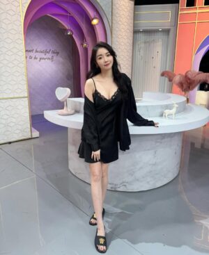 Jenny Cheng Instagram - 🖤
今晚9點女人我最大見
這次帶了一些我很愛的睡衣
有法國的品牌、澳洲的泰國的
喜歡絲質滑順的睡衣觸感更好入眠
也很愛睡衣的蕾絲還有一些小細節
睡覺也要很有儀式感～美美的🌙
想知道品牌歡迎詢問我一起當細節女孩

Nightgown @simoneperele_taiwan 

#tvshow #女人我最大