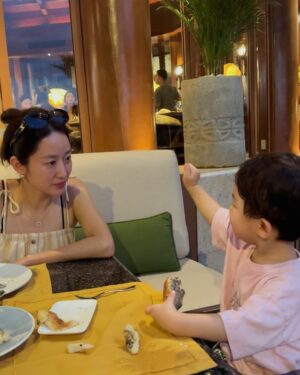 Jeon Hye-bin Instagram - 우리 너무 신나😍
비행기도 잘타고 불편함 없이 
너무 순조롭게 온 우리🩵
시작해 볼까 

#태오의세상구경 

Ps. 보라카이 너무 좋아요❤️❤️
디테일 끝판왕 남편이 열심히 비교하고 서치해서 찾은 이곳
아기도 엄마도 아빠도 완전 #대만족
#MyShangriLaBoracay