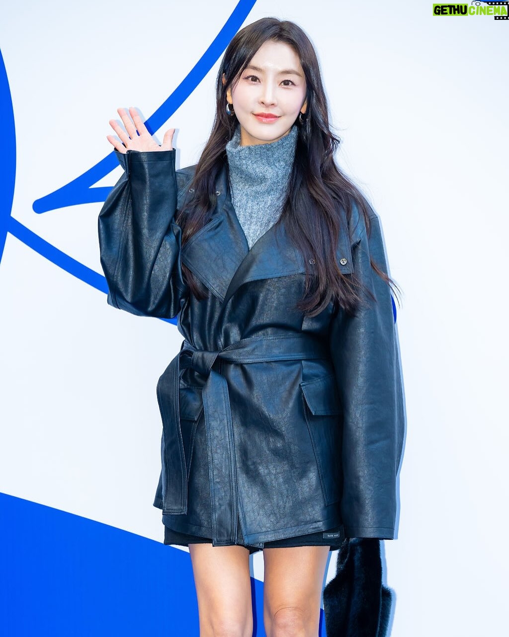 Jeong Yu-mi - 9.5K Likes - 추운날씨에 나와주신 많은 분들 감사합니다.🩵
@rerhee_official 👍🏼
#서울패션위크